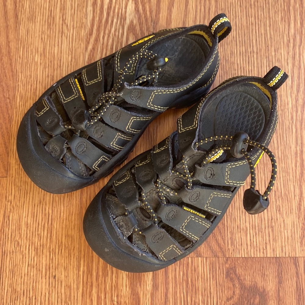 Black keen sandals size 12T